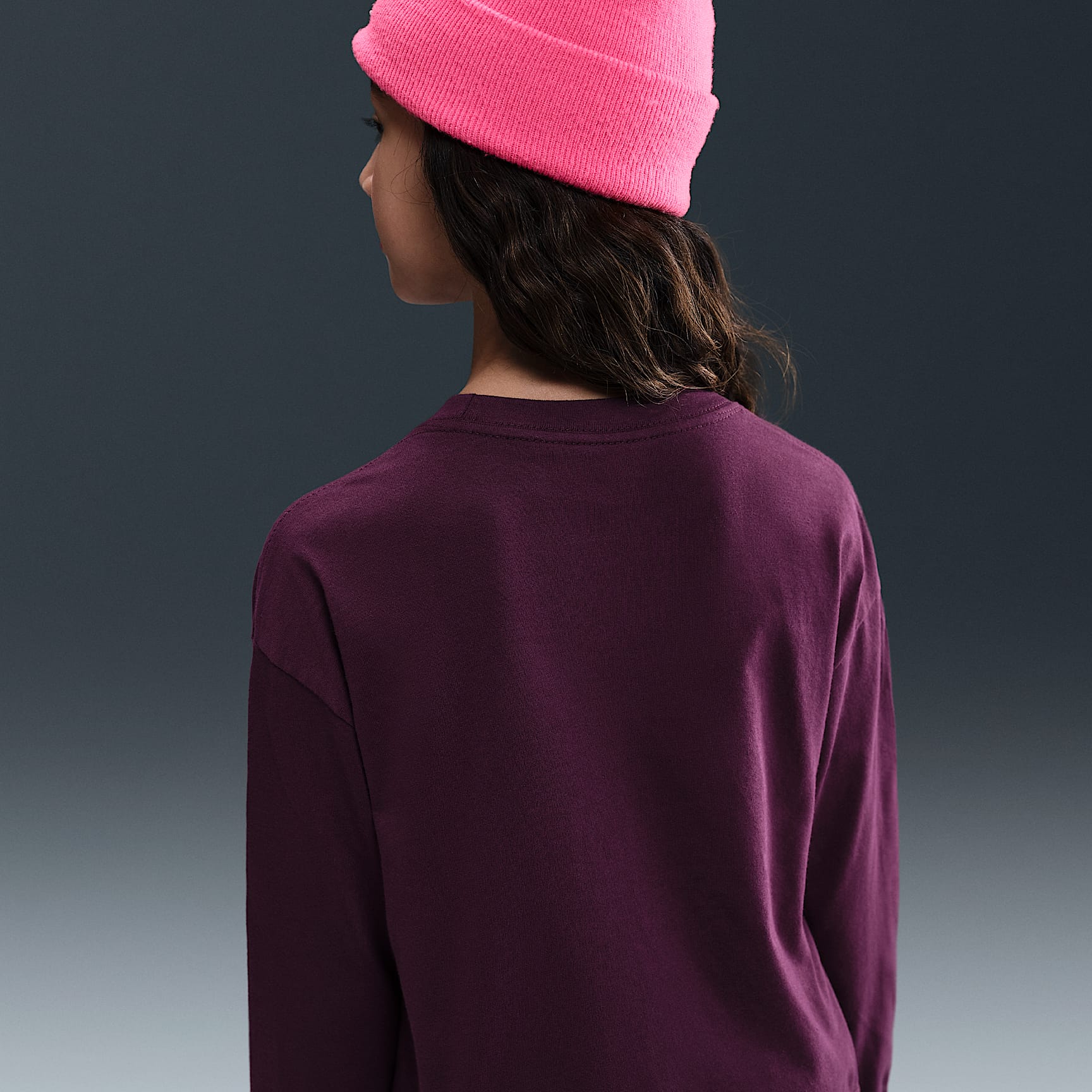 Playera de manga larga para niña talla grande Nike Sportswear Essential – Burdeos – vista 2