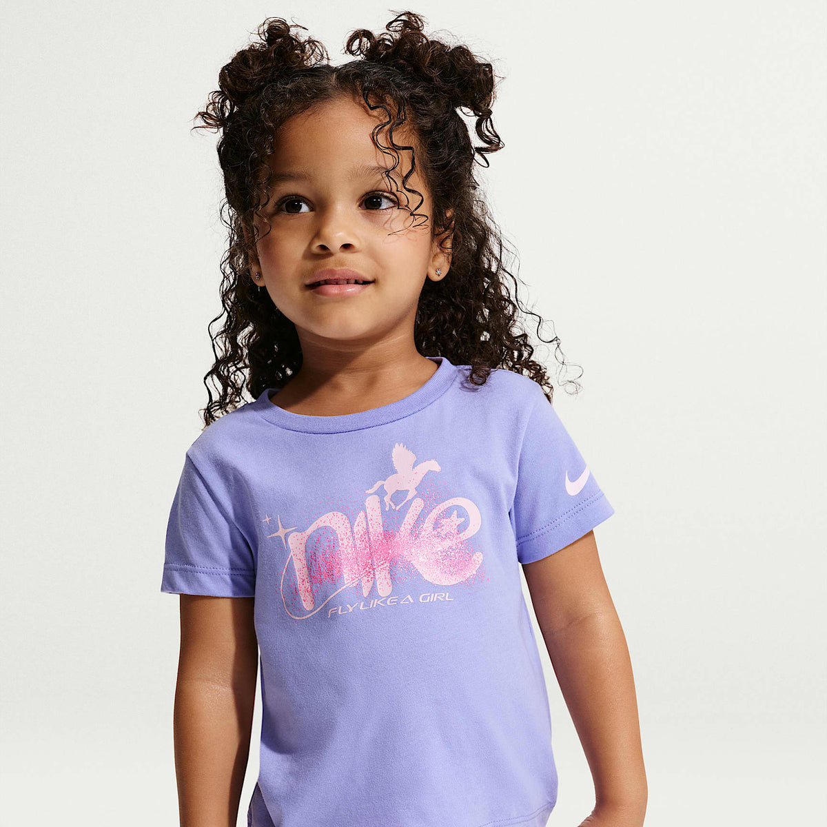 Playera con gráfico para niños talla pequeña Nike Sportswear – Cardo claro – vista 1
