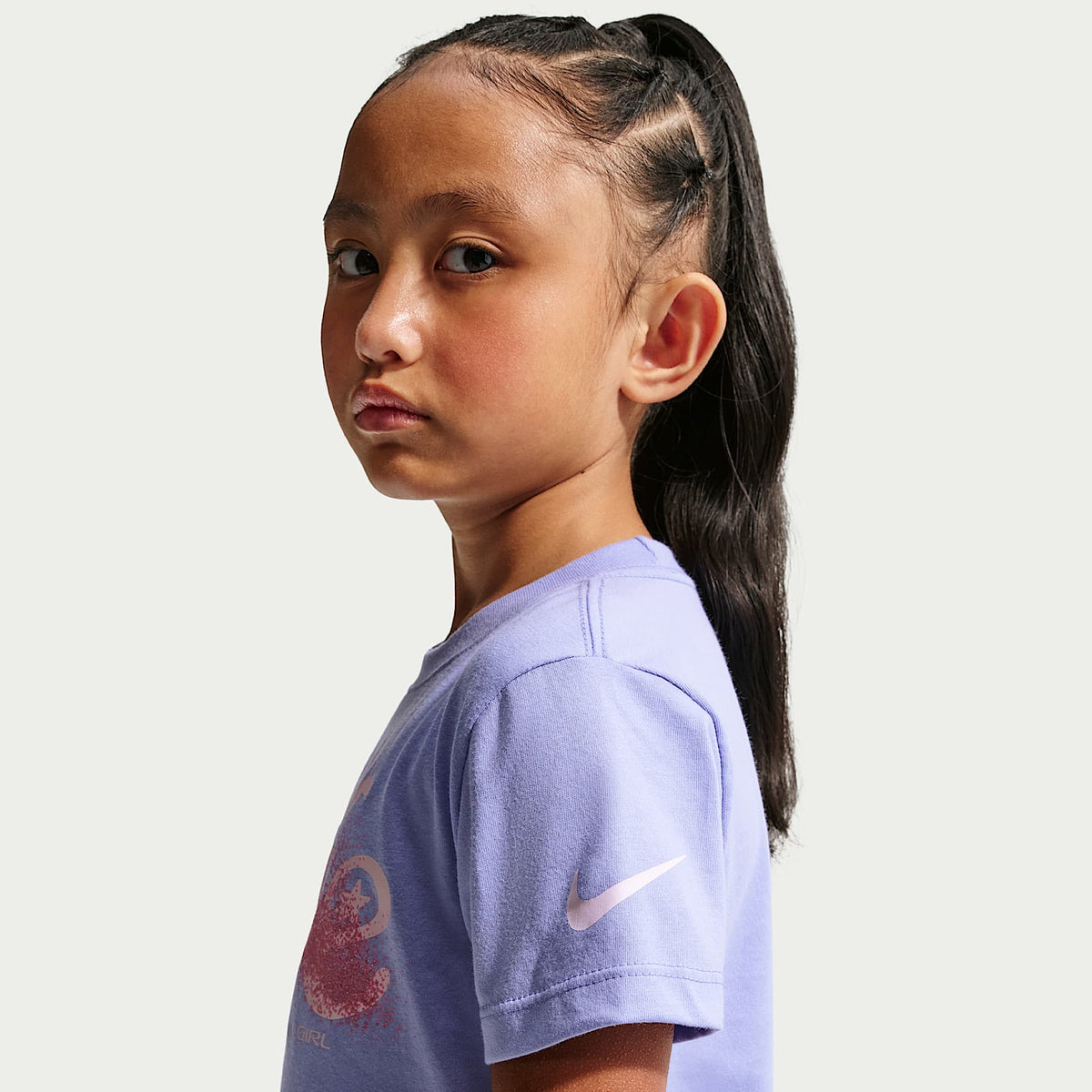 Playera con gráfico para niños talla pequeña Nike Sportswear – Cardo claro – vista 2