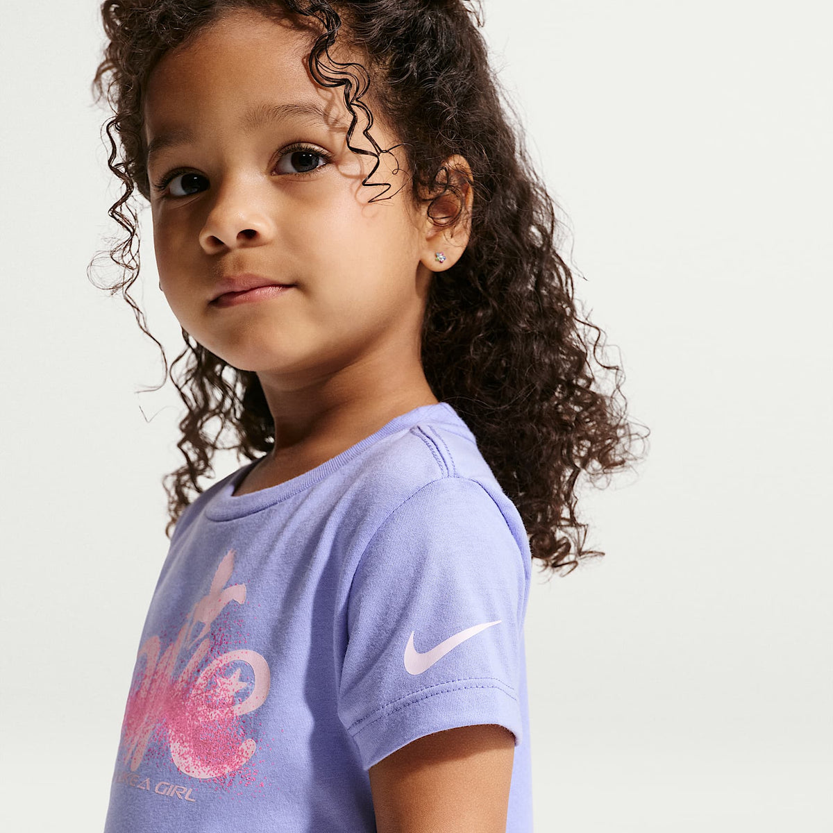 Playera con gráfico para niños talla pequeña Nike Sportswear – Cardo claro – vista 2