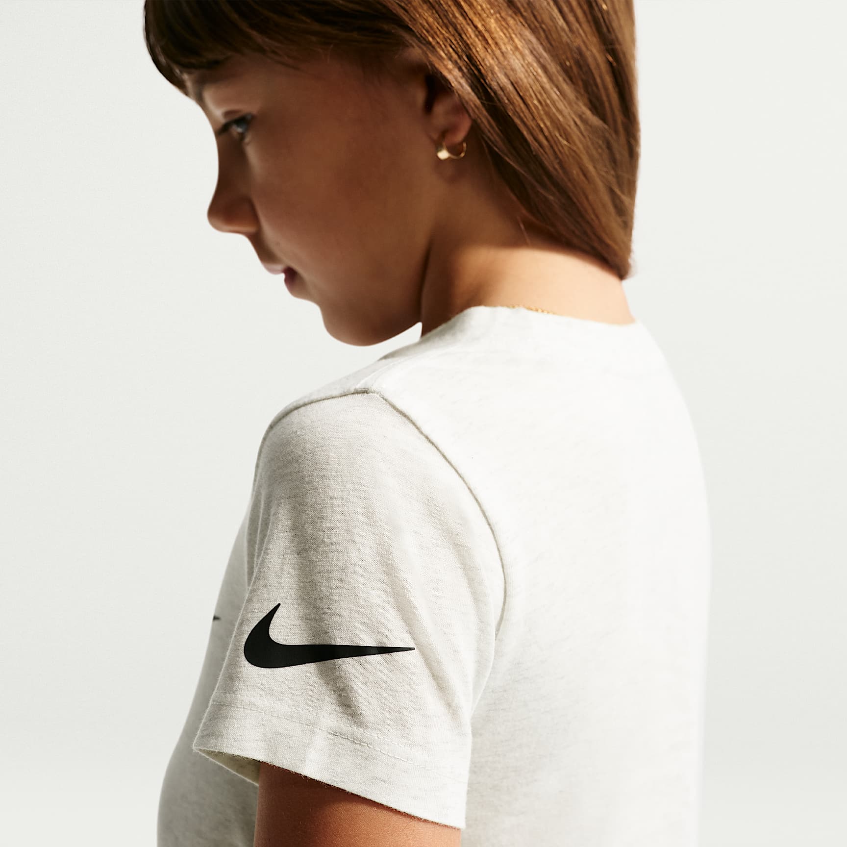 Playera con gráfico para niños talla pequeña Nike Sportswear – Abedul jaspeado – vista 2