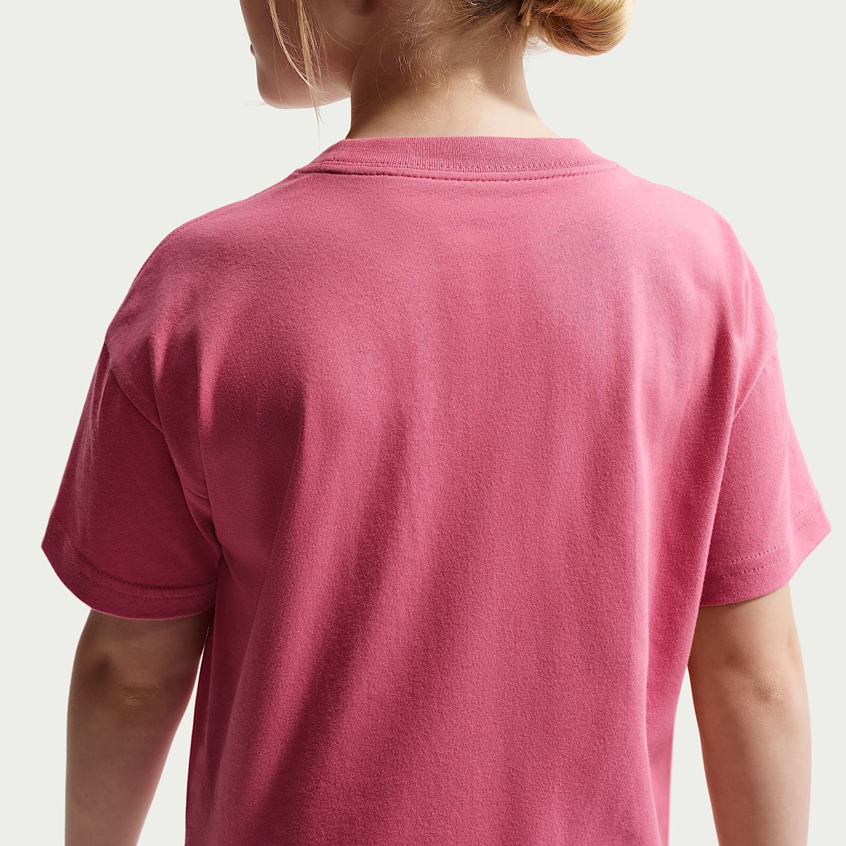 Playera cuadrada para niños talla grande Nike Sportswear – Peonía – vista 2