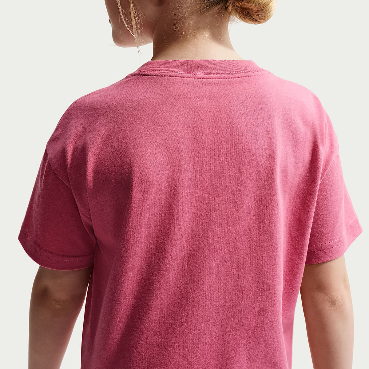 Playera cuadrada para niños talla grande Nike Sportswear – Peonía – vista 2