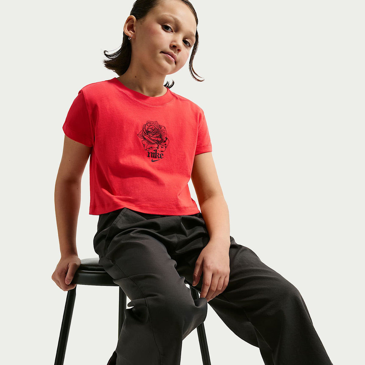 Playera recortada para niña talla grande Nike Sportswear – Carmesí claro – vista 3