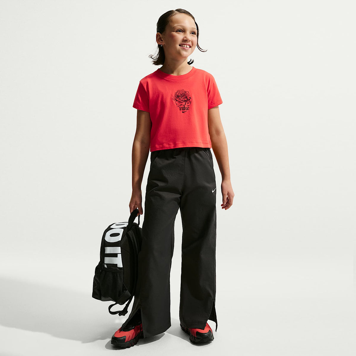 Playera recortada para niña talla grande Nike Sportswear – Carmesí claro – vista 4