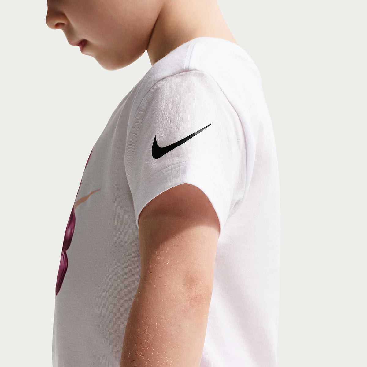 Playera con gráfico infantil Nike Sportswear – Blanco – vista 2