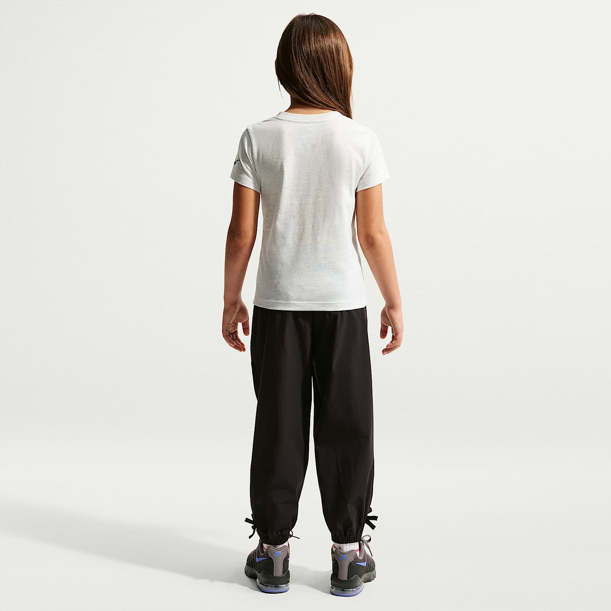 Playera con gráfico para niños talla pequeña Nike Sportswear – Abedul jaspeado – vista 5