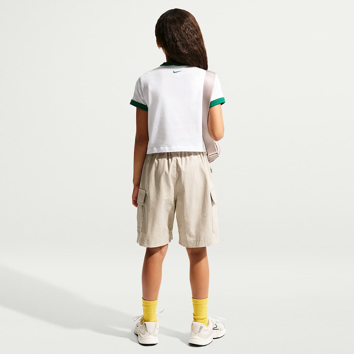 Playera cropped para niña talla grande Nike Sportswear – Blanco/Malaquita – vista 5