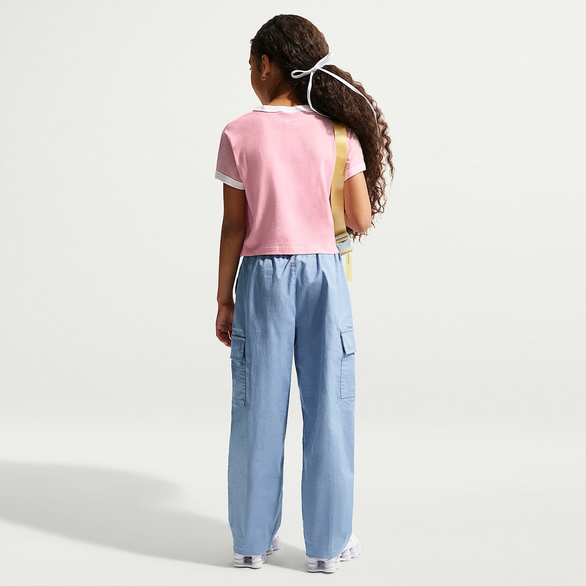 Playera cropped para niña talla grande Nike Sportswear – Rosa suave medio/Blanco – vista 5