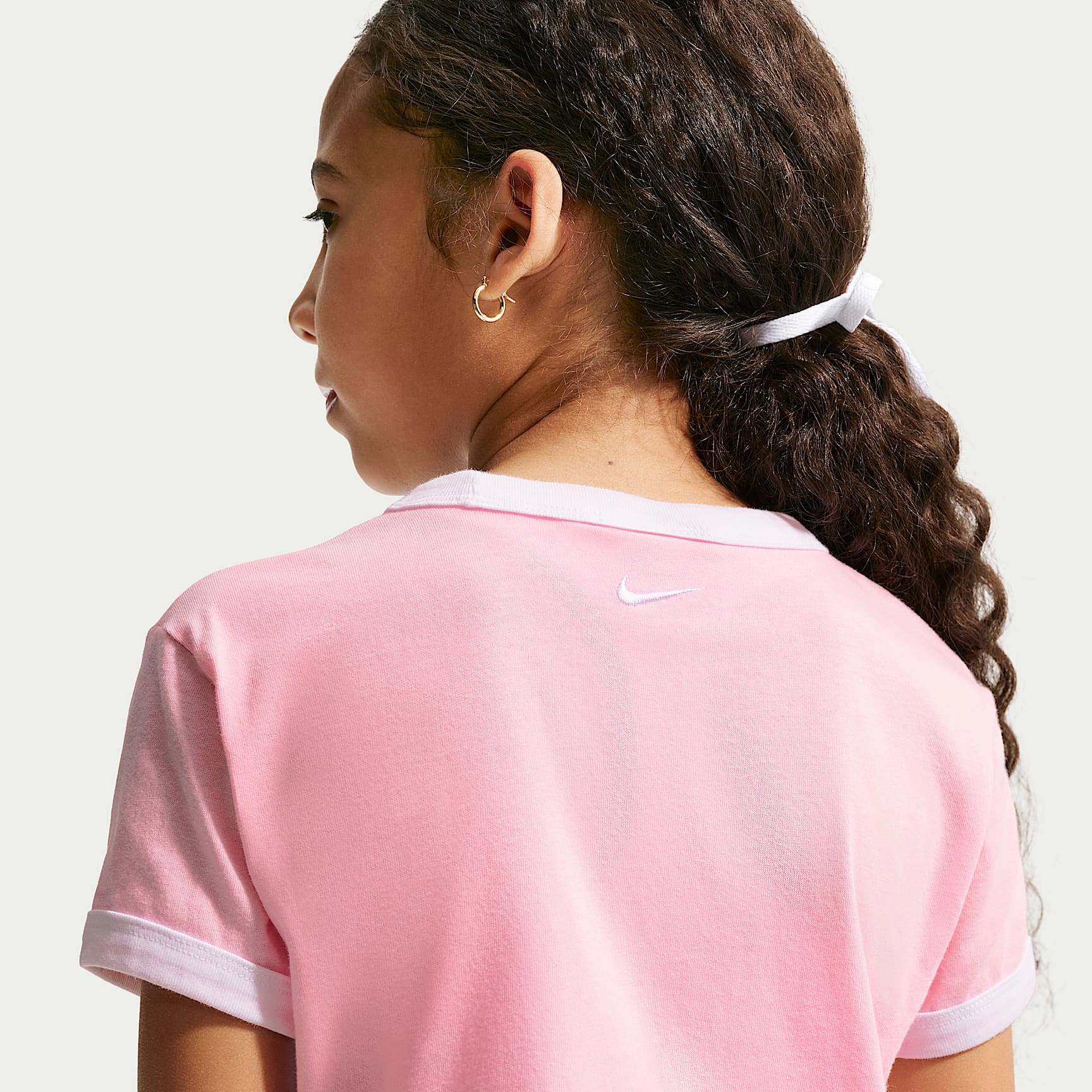 Playera cropped para niña talla grande Nike Sportswear – Rosa suave medio/Blanco – vista 2