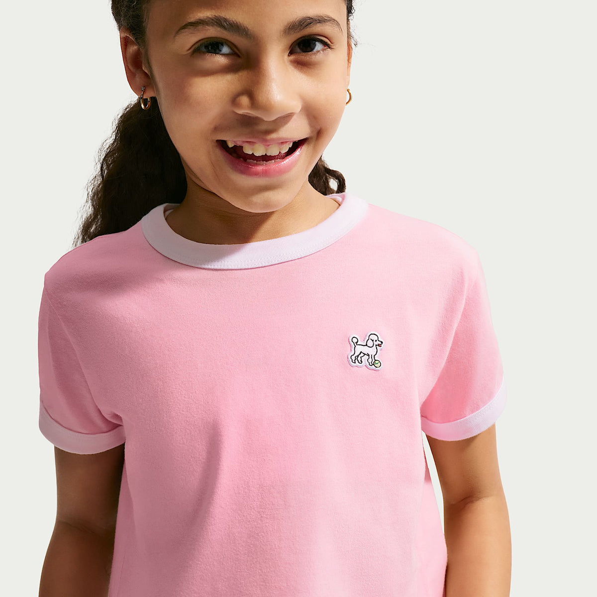 Playera cropped para niña talla grande Nike Sportswear – Rosa suave medio/Blanco – vista 3
