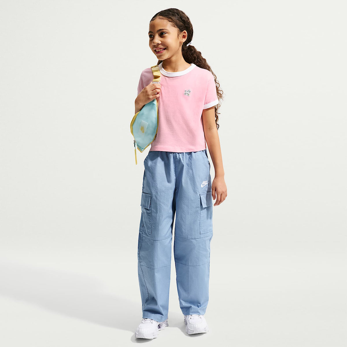 Playera cropped para niña talla grande Nike Sportswear – Rosa suave medio/Blanco – vista 4