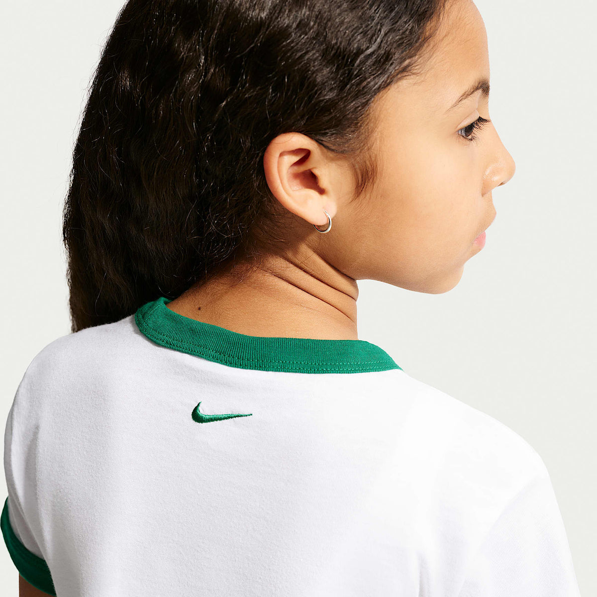 Playera cropped para niña talla grande Nike Sportswear – Blanco/Malaquita – vista 2