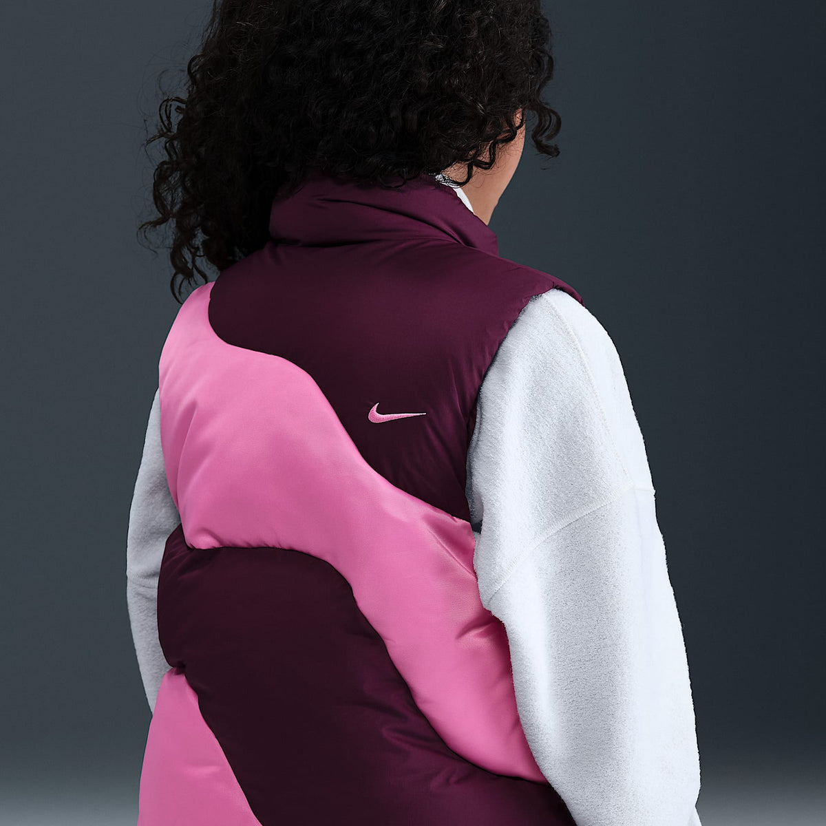 Chaleco acolchado holgado Nike Sportswear Therma-FIT para niñas talla grande Swoosh – Burdeos/Hechizo rosa/Hechizo rosa – vista 2