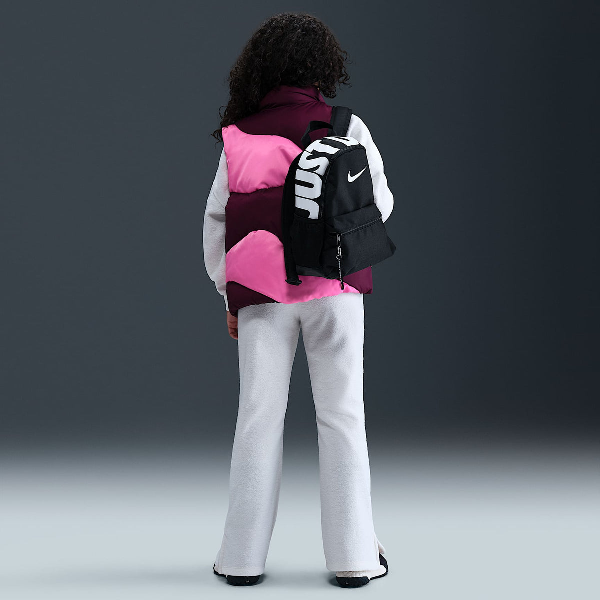 Chaleco acolchado holgado Nike Sportswear Therma-FIT para niñas talla grande Swoosh – Burdeos/Hechizo rosa/Hechizo rosa – vista 5