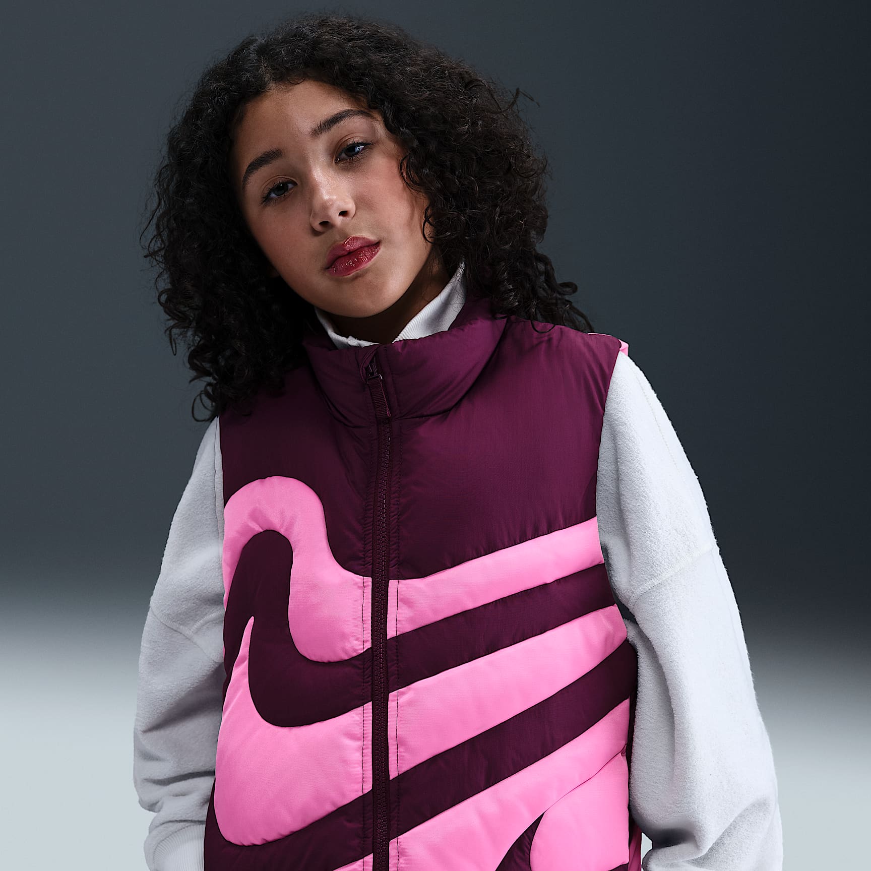 Chaleco acolchado holgado Nike Sportswear Therma-FIT para niñas talla grande Swoosh – Burdeos/Hechizo rosa/Hechizo rosa – vista 1