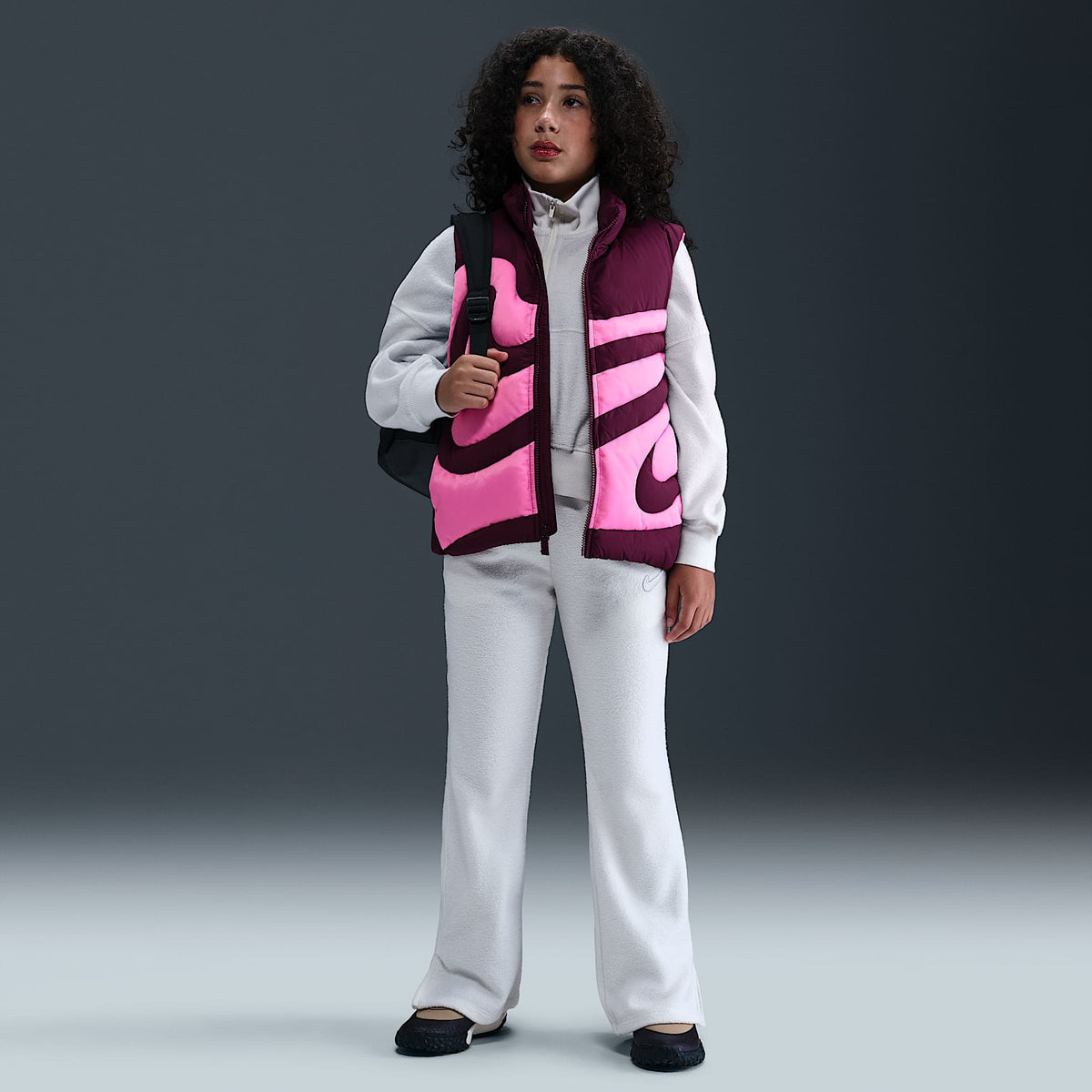Chaleco acolchado holgado Nike Sportswear Therma-FIT para niñas talla grande Swoosh – Burdeos/Hechizo rosa/Hechizo rosa – vista 4