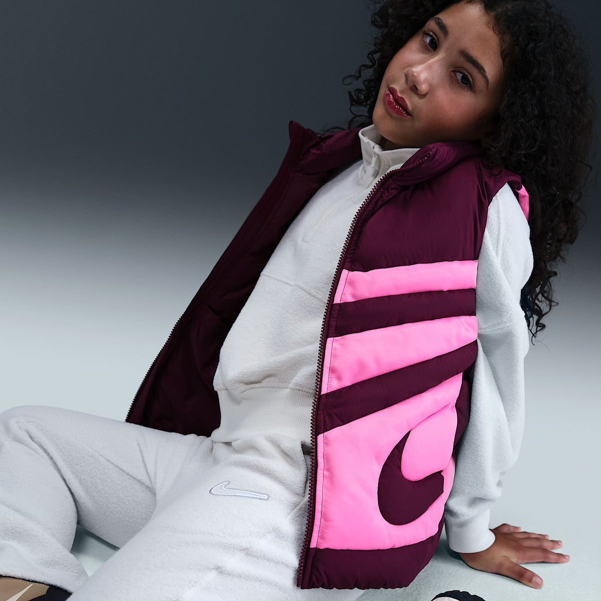 Chaleco acolchado holgado Nike Sportswear Therma-FIT para niñas talla grande Swoosh – Burdeos/Hechizo rosa/Hechizo rosa – vista 3