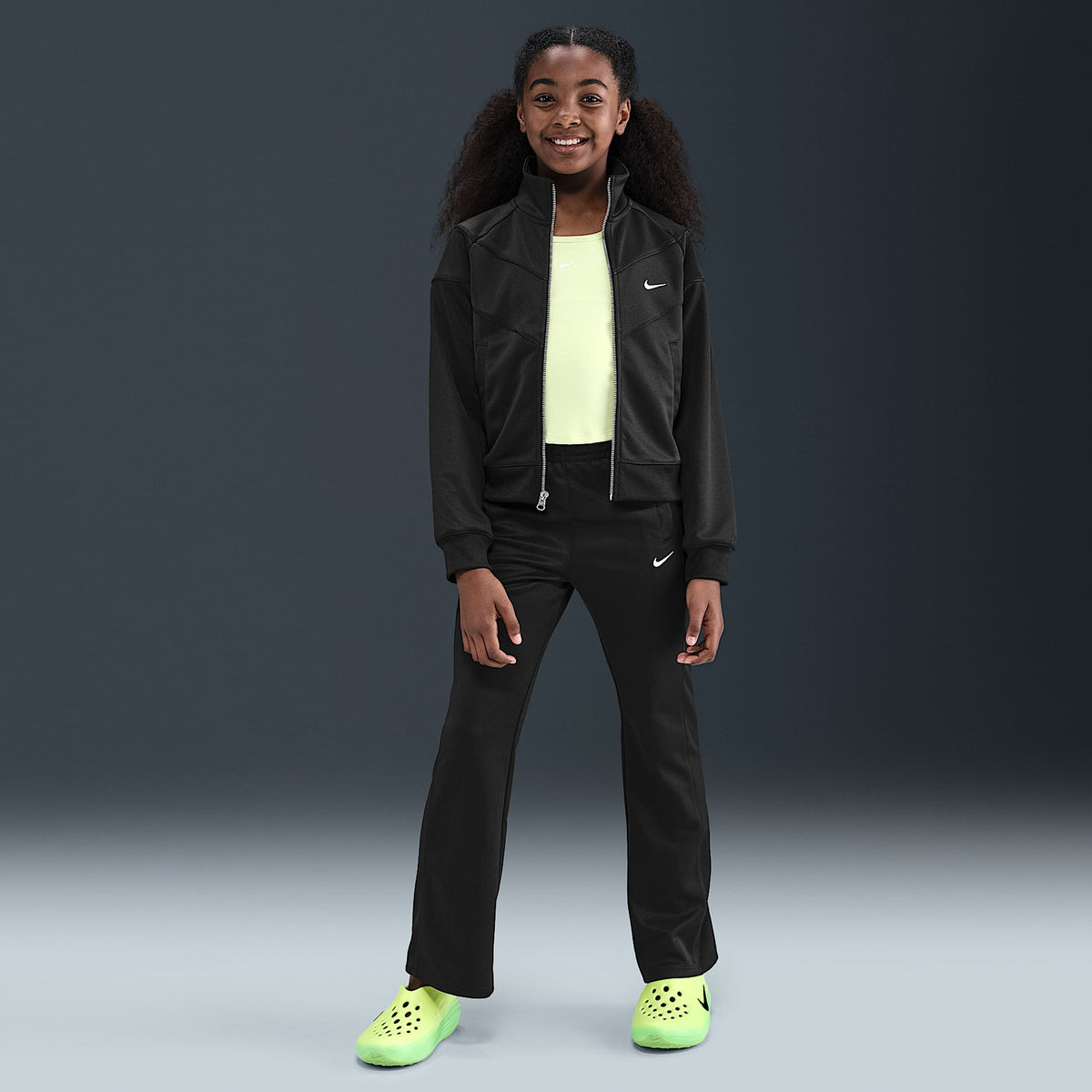 Nike Sportswear Chamarra deportiva de tejido Knit para niña talla grande – Negro/Negro/Blanco – vista 4
