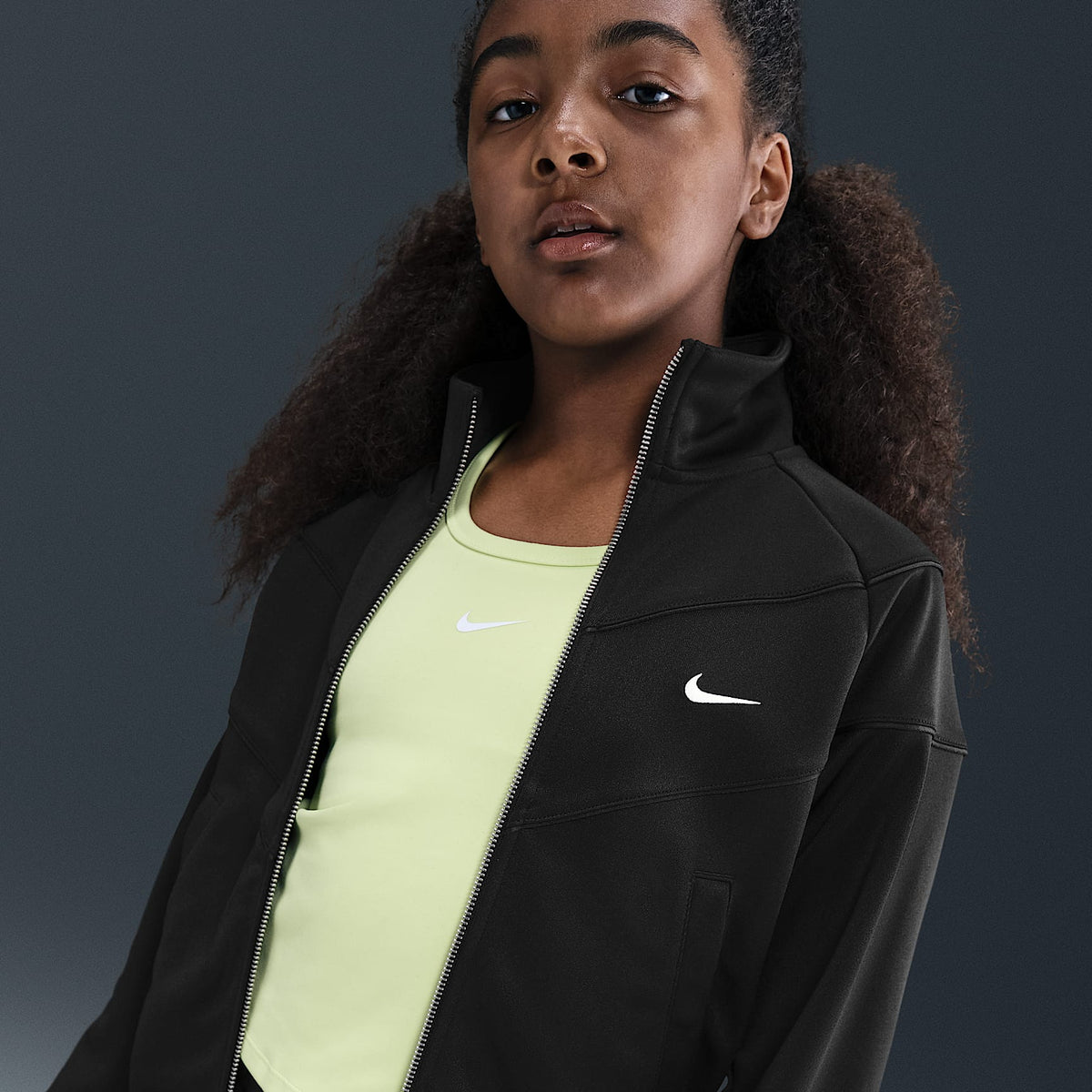 Nike Sportswear Chamarra deportiva de tejido Knit para niña talla grande – Negro/Negro/Blanco – vista 3