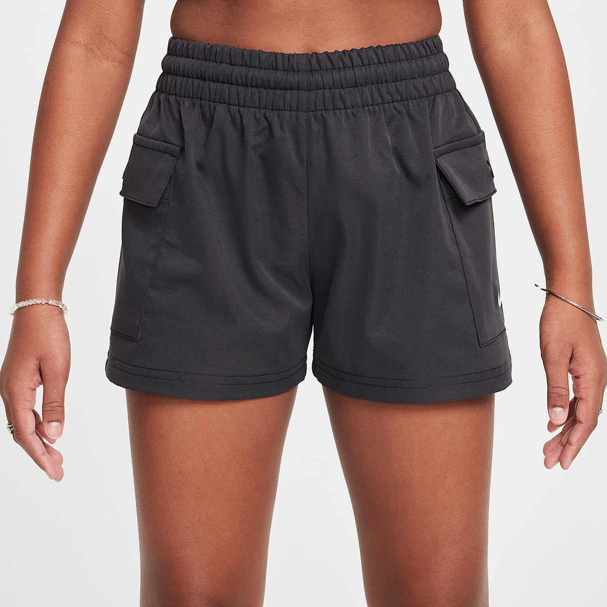 Shorts cargo de tejido Woven para niña Nike Sportswear – Negro/Blanco – vista 2