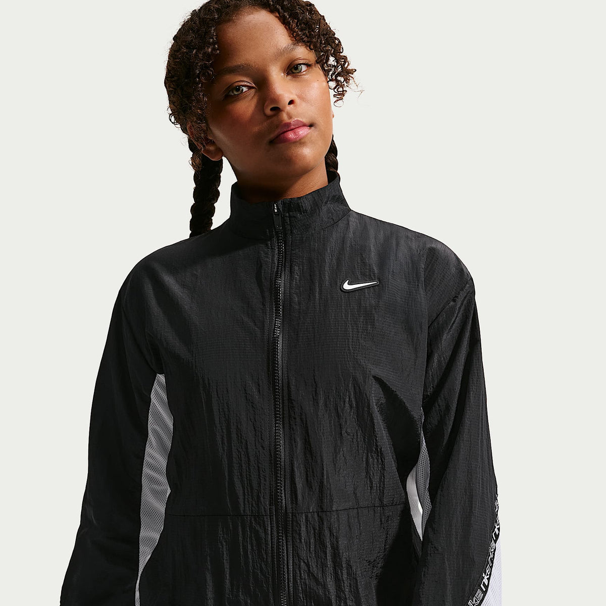 Chamarra de tejido Woven para niña talla grande Nike Sportswear – Negro/Blanco/Negro/Blanco – vista 1