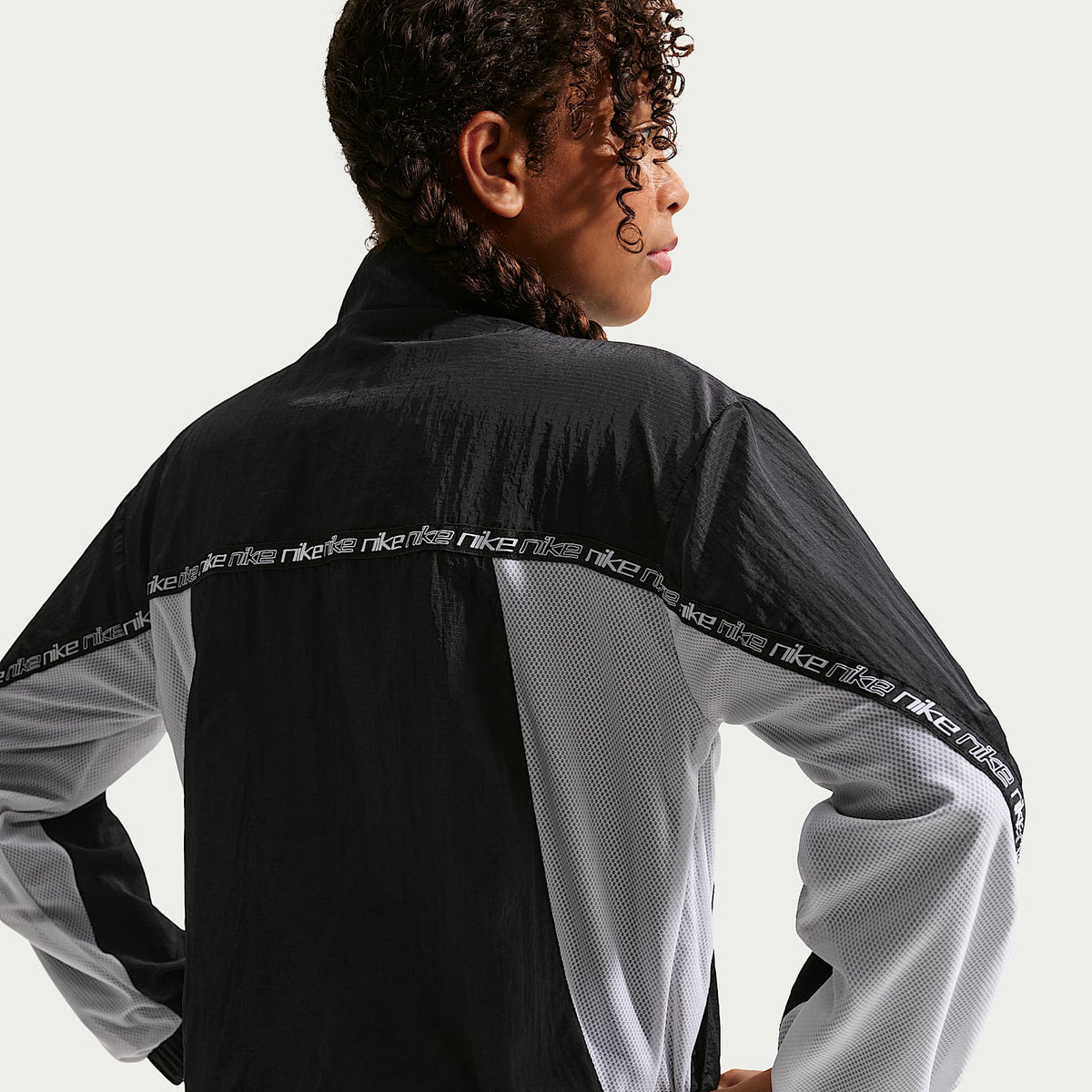 Chamarra de tejido Woven para niña talla grande Nike Sportswear – Negro/Blanco/Negro/Blanco – vista 2