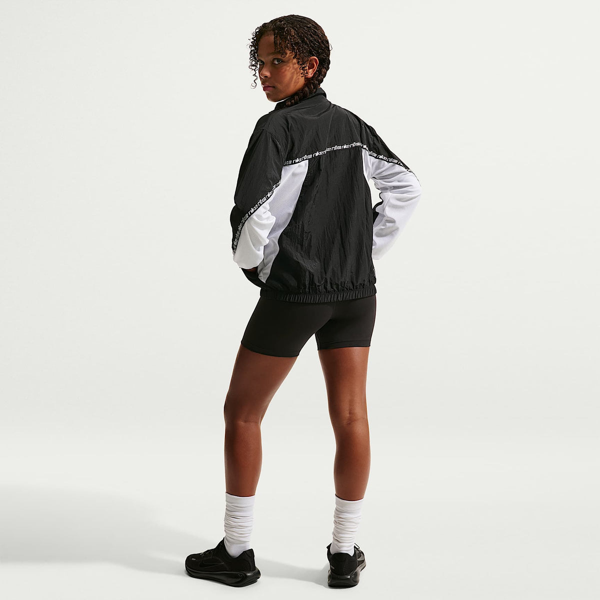 Chamarra de tejido Woven para niña talla grande Nike Sportswear – Negro/Blanco/Negro/Blanco – vista 5