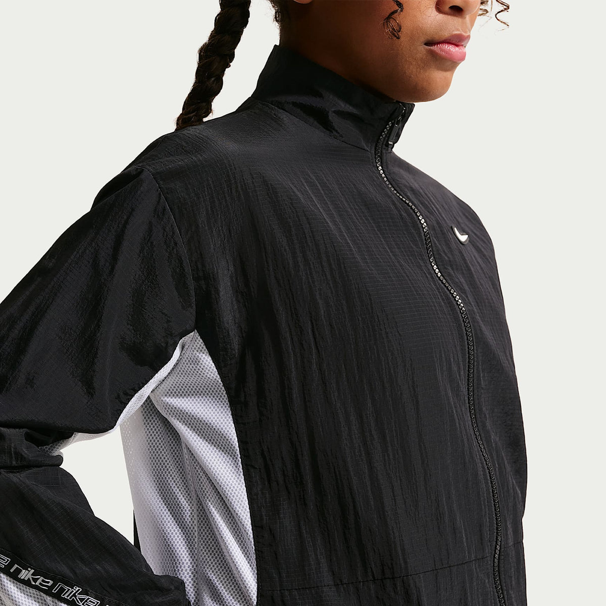 Chamarra de tejido Woven para niña talla grande Nike Sportswear – Negro/Blanco/Negro/Blanco – vista 3