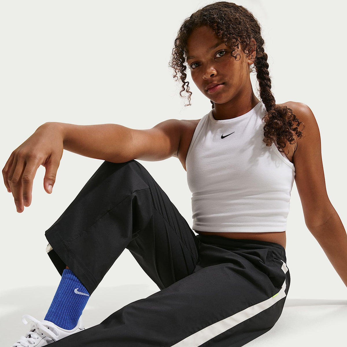 Pants de tejido Woven para niña talla grande Nike Sportswear Collection – Negro/Perla suave/Negro – vista 4