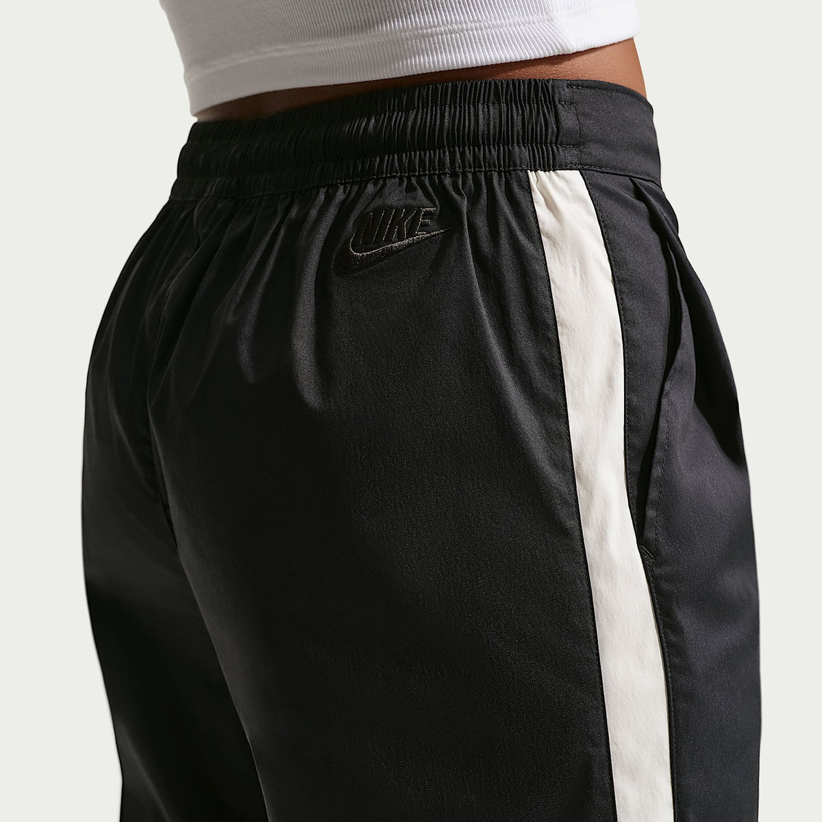 Pants de tejido Woven para niña talla grande Nike Sportswear Collection – Negro/Perla suave/Negro – vista 3