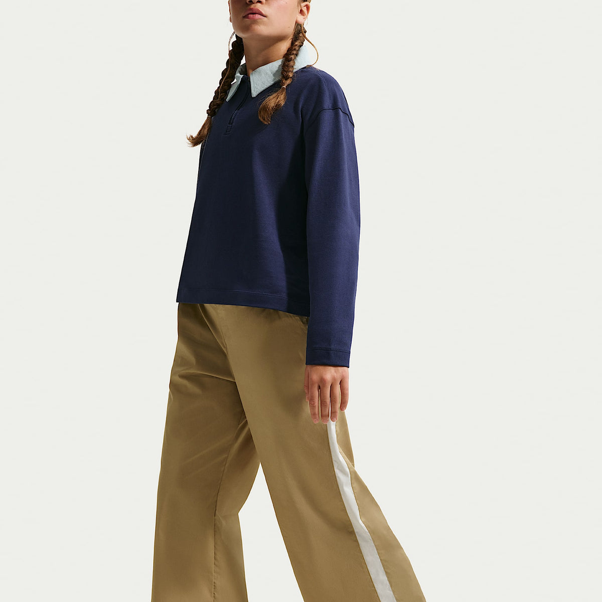 Pants de tejido Woven para niña talla grande Nike Sportswear Collection – Beige paracaídas/Perla suave/Beige paracaídas – vista 4