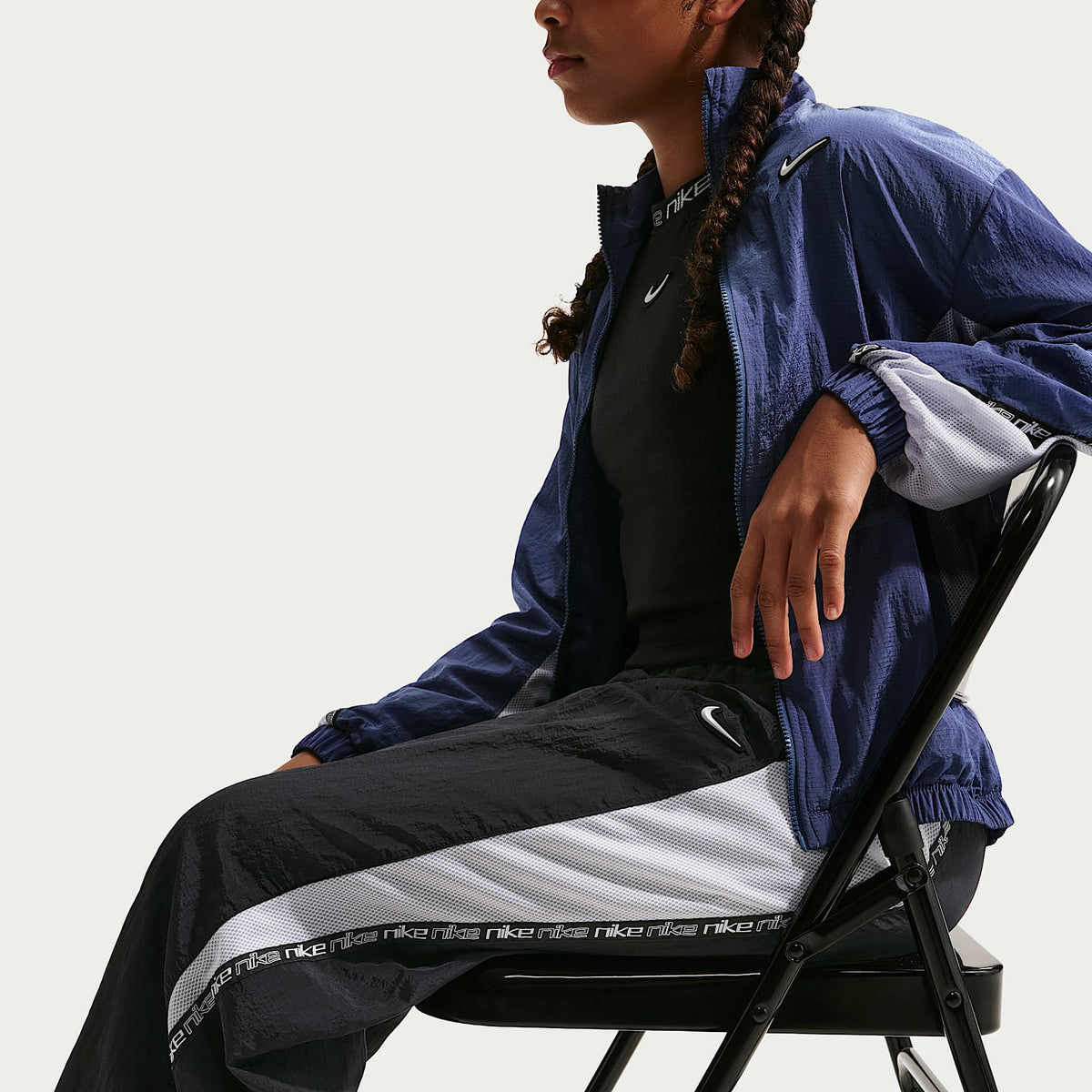 Pants de tejido Woven para niña talla grande Nike Sportswear – Negro/Blanco/Blanco – vista 4