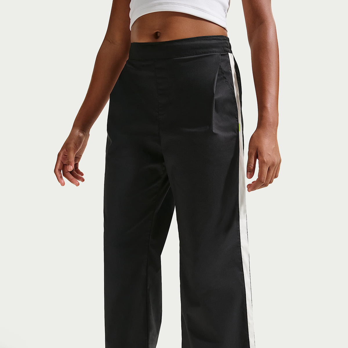 Pants de tejido Woven para niña talla grande Nike Sportswear Collection – Negro/Perla suave/Negro – vista 2