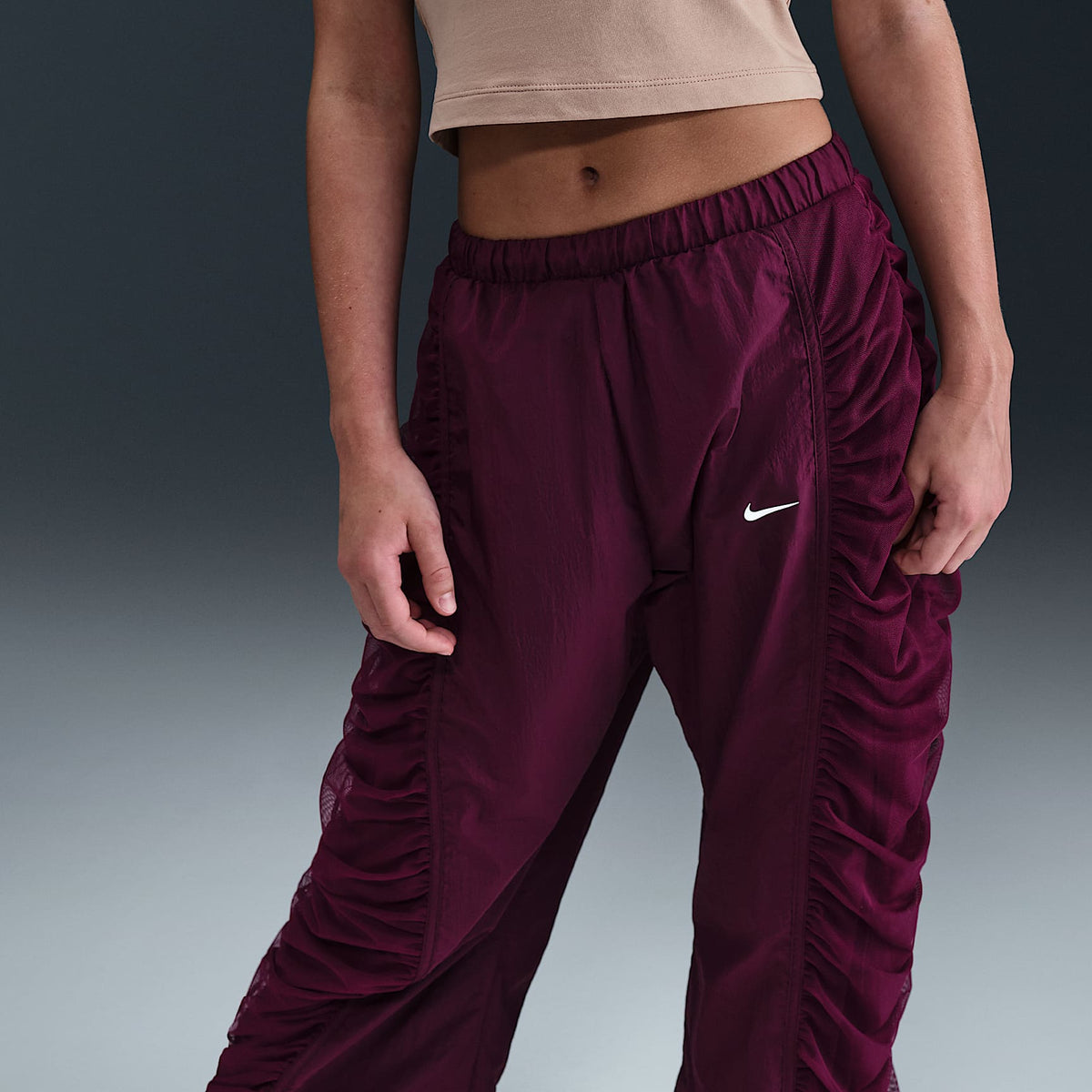 Pants de tejido Woven para niña Nike Sportswear – Burdeos/Blanco – vista 2