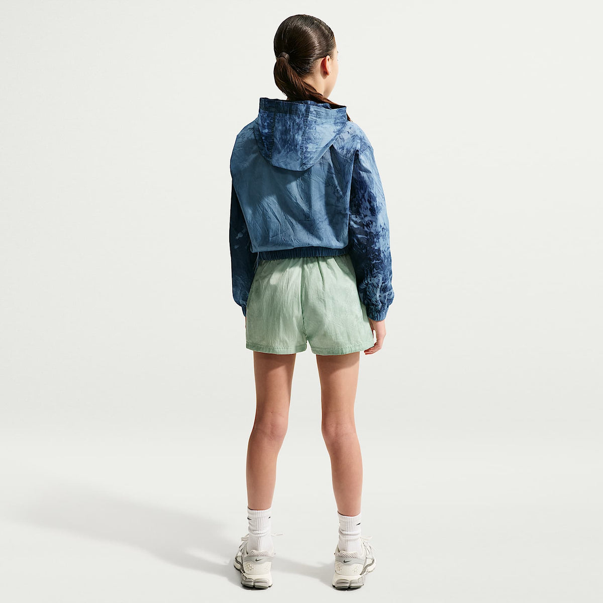 Chamarra deportiva de tejido Woven para niñas Nike Sportswear Club – Azul marino místico/Perla suave – vista 5