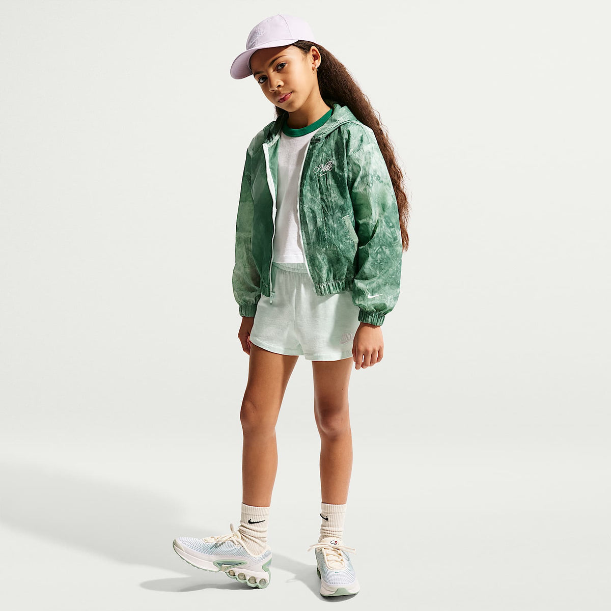 Chamarra deportiva de tejido Woven para niñas Nike Sportswear Club – Verde ligero/Perla suave – vista 4