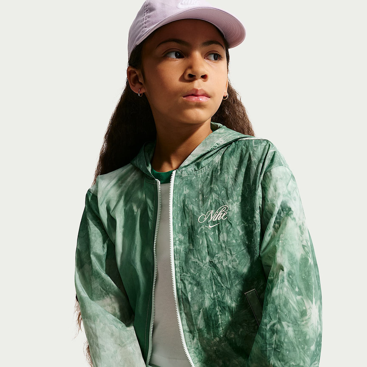 Chamarra deportiva de tejido Woven para niñas Nike Sportswear Club – Verde ligero/Perla suave – vista 3