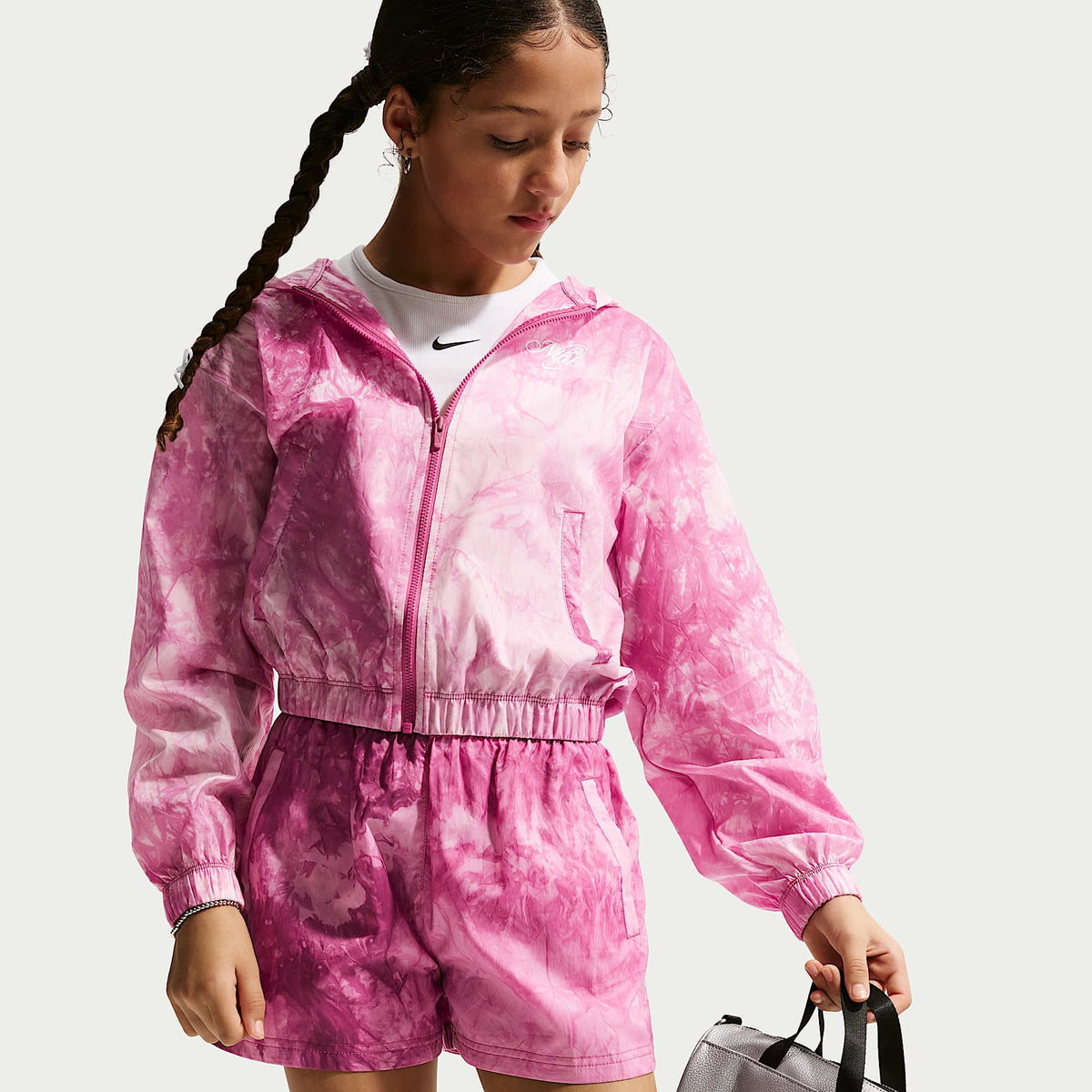 Chamarra deportiva de tejido Woven para niñas Nike Sportswear Club – Remolacha dulce/Perla suave – vista 3
