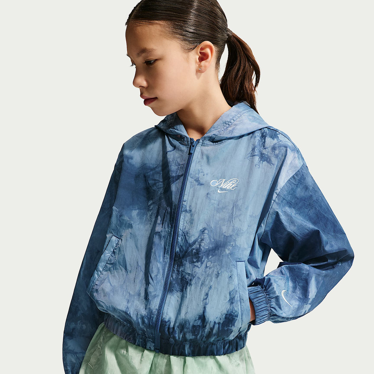 Chamarra deportiva de tejido Woven para niñas Nike Sportswear Club – Azul marino místico/Perla suave – vista 1