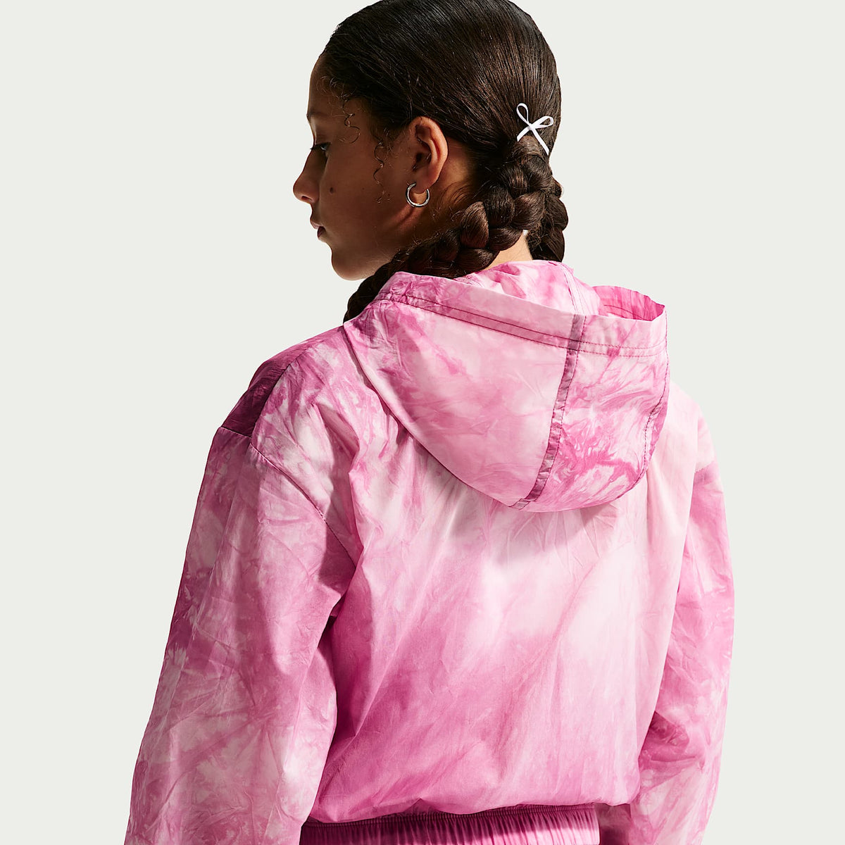 Chamarra deportiva de tejido Woven para niñas Nike Sportswear Club – Remolacha dulce/Perla suave – vista 2