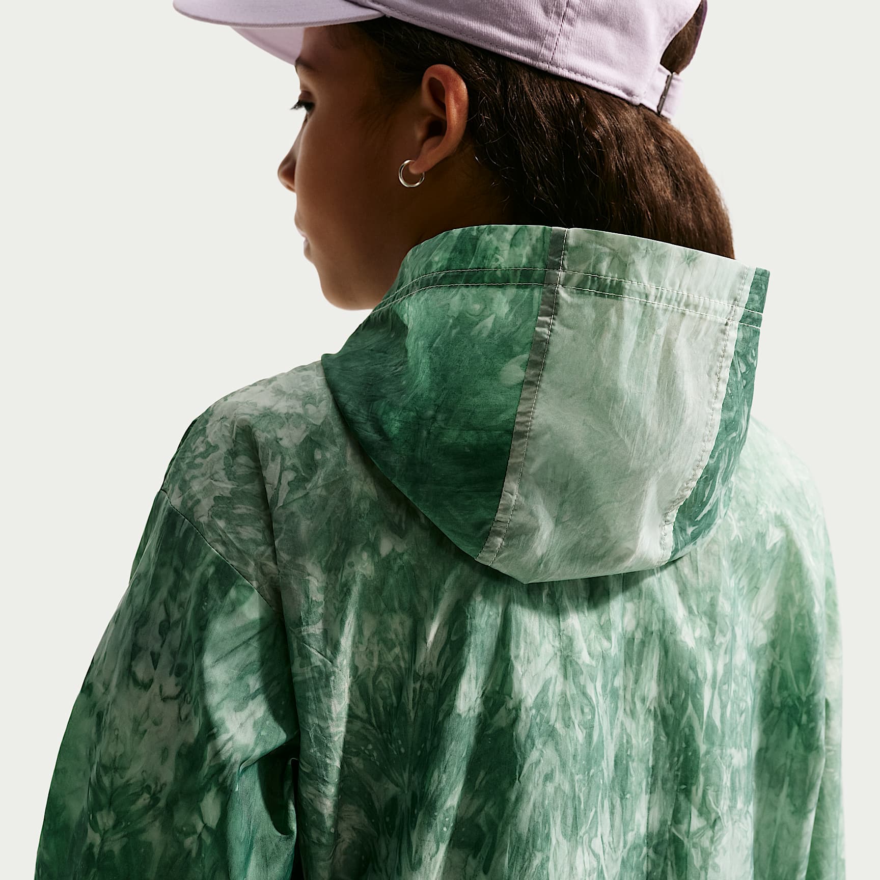 Chamarra deportiva de tejido Woven para niñas Nike Sportswear Club – Verde ligero/Perla suave – vista 2