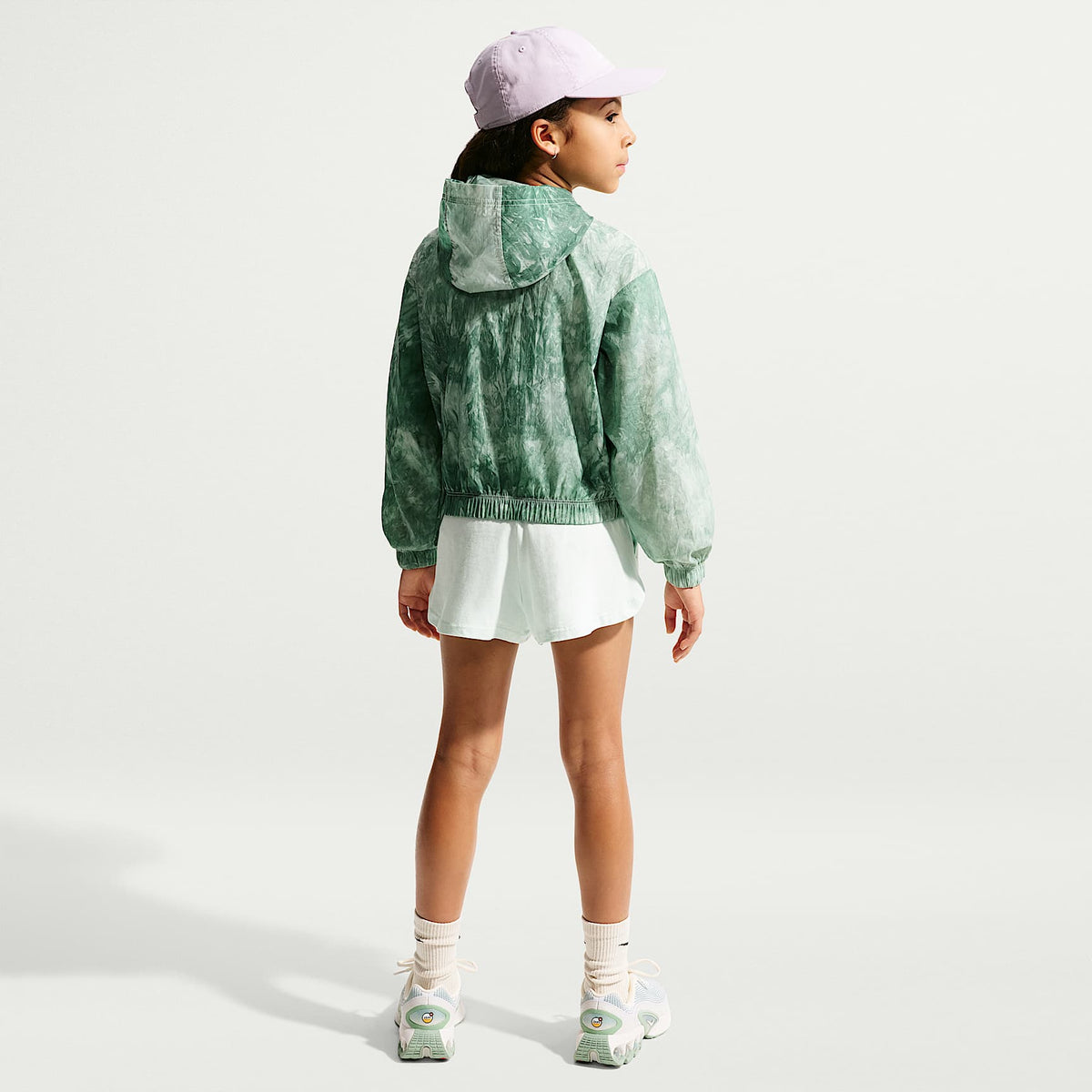 Chamarra deportiva de tejido Woven para niñas Nike Sportswear Club – Verde ligero/Perla suave – vista 5