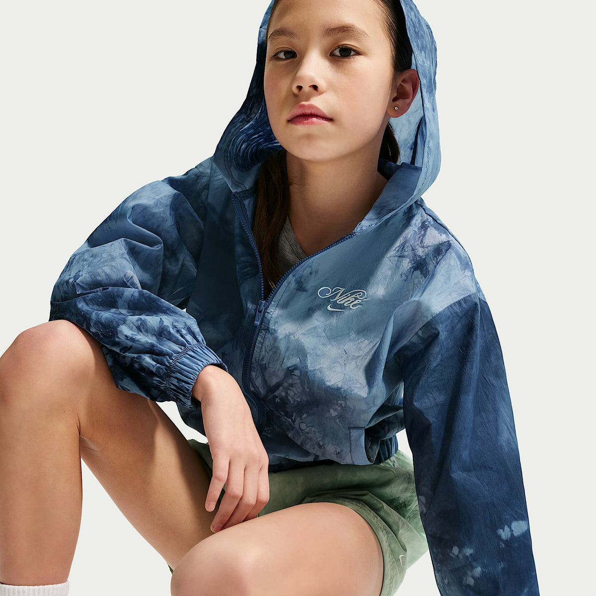 Chamarra deportiva de tejido Woven para niñas Nike Sportswear Club – Azul marino místico/Perla suave – vista 3