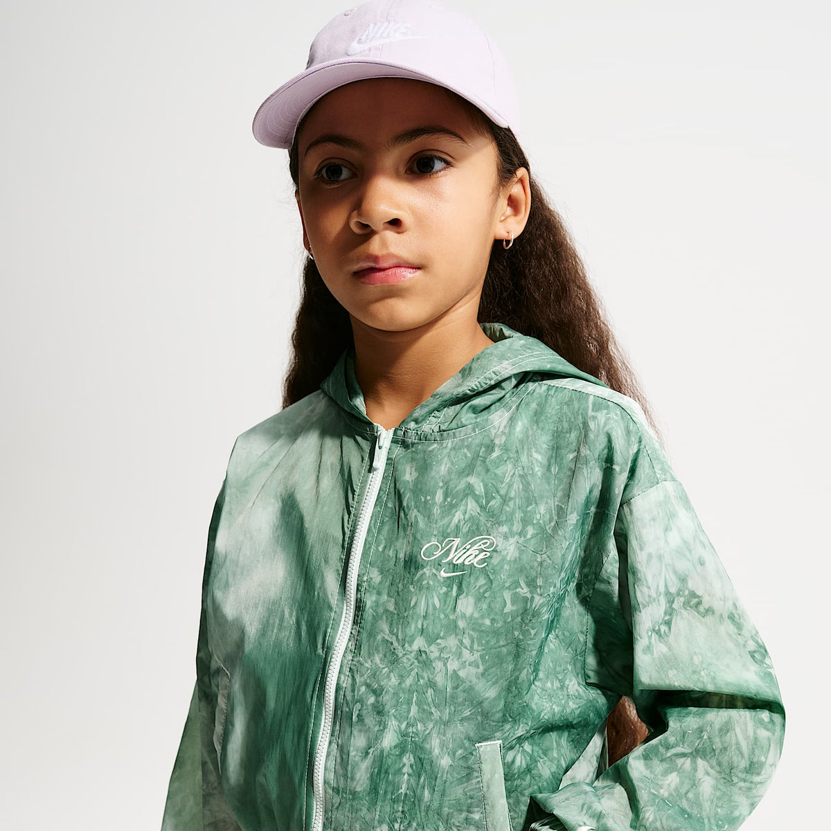 Chamarra deportiva de tejido Woven para niñas Nike Sportswear Club – Verde ligero/Perla suave – vista 1