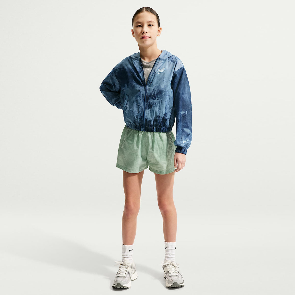 Chamarra deportiva de tejido Woven para niñas Nike Sportswear Club – Azul marino místico/Perla suave – vista 4
