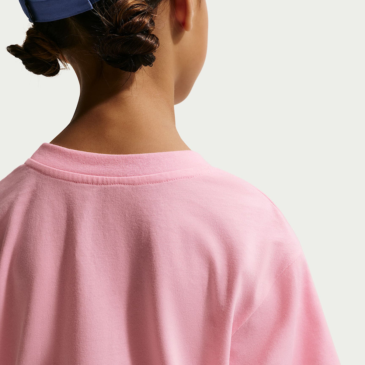 Playera Club Boxy para niños talla pequeña Nike – Rosa – vista 2