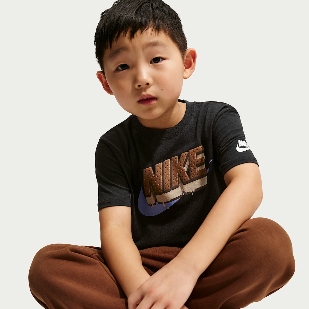 Playera Ice Cream Sandwich para niños talla pequeña Nike – Negro – vista 3