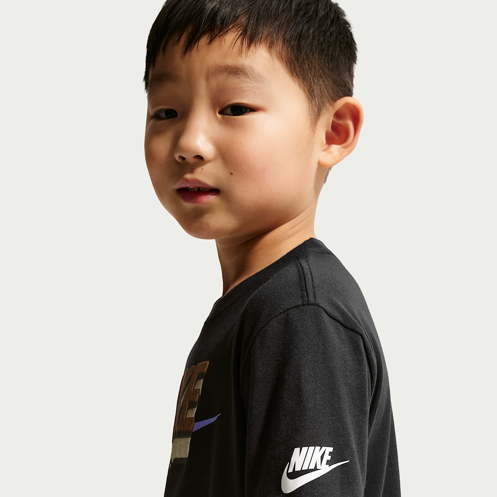 Playera Ice Cream Sandwich para niños talla pequeña Nike – Negro – vista 2