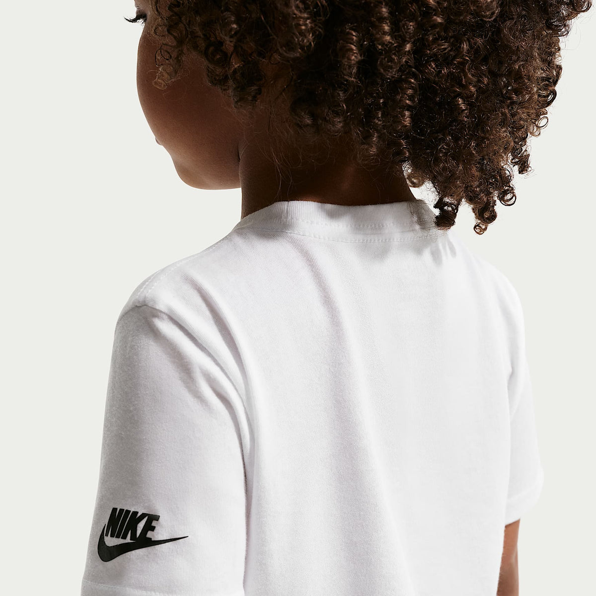 Playera con gráfico infantil Nike In The Zone – Blanco – vista 2